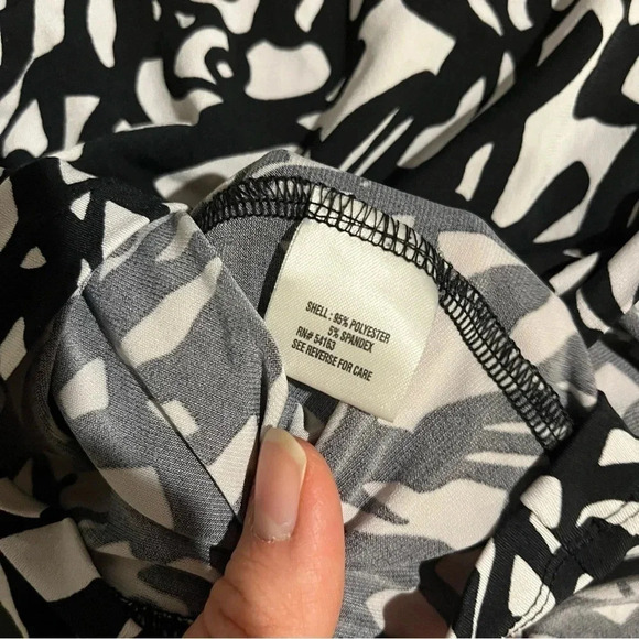 Calvin Klein Blouse Shirt Cap Sleeve Black White Abstract Print Color Size M - Picture 5 of 7